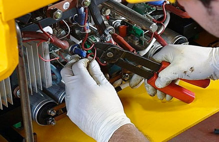 riparazione assistenza caricabatterie industriali